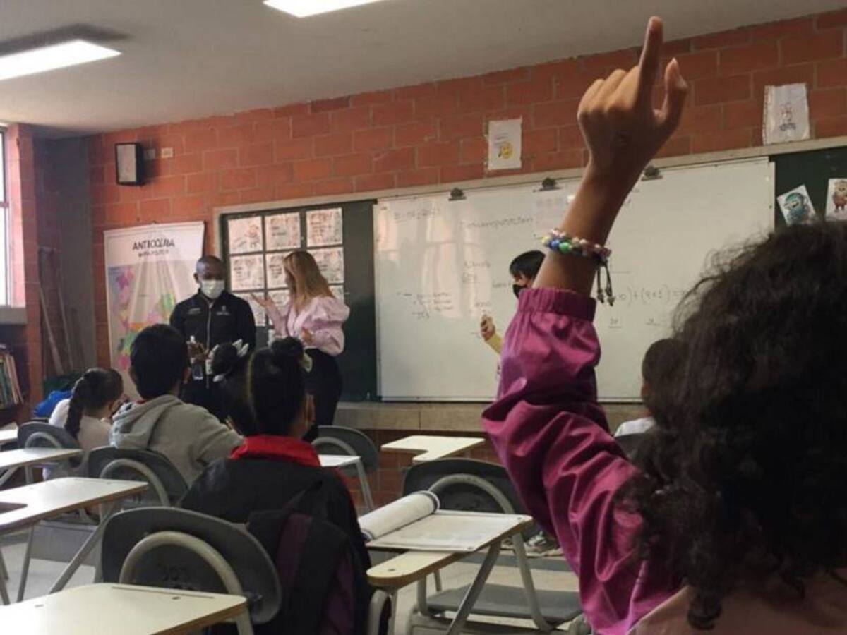 Sin aforo limitado, 340 mil estudiantes de Medellín regresaron a las aulas