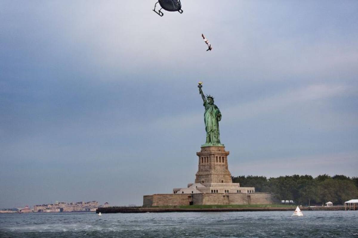 El clavadista colombiano saltó 23 metros desde un helicóptero como un adelanto de la quinta parada del Red Bull Cliff Diving World Series que se llevará a acabo en Boston (Estados Unidos).