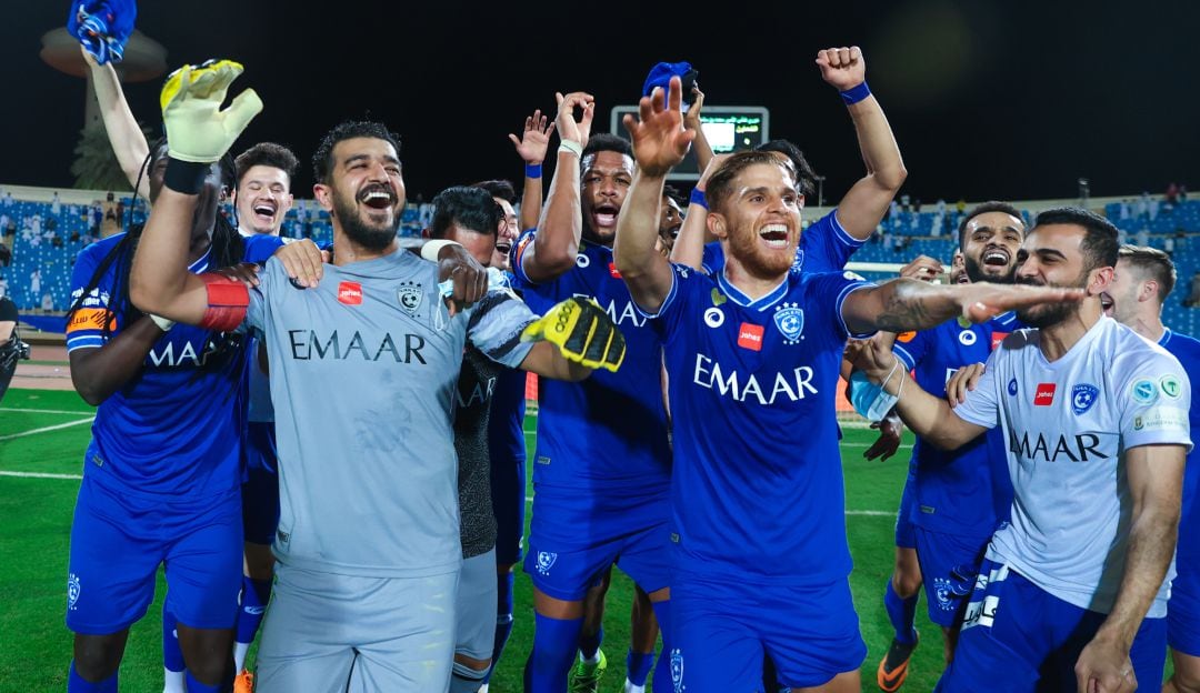 Gustavo Cuéllar festeja junto a sus compañeros del Al-Hilal un nuevo título de la Liga de Arabia Saudita.