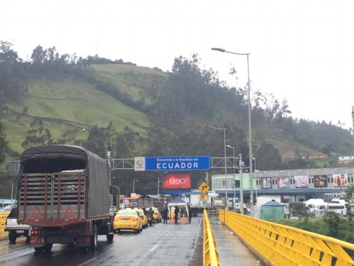 Comerciantes y transportadores protestan en el puente Rumichaca