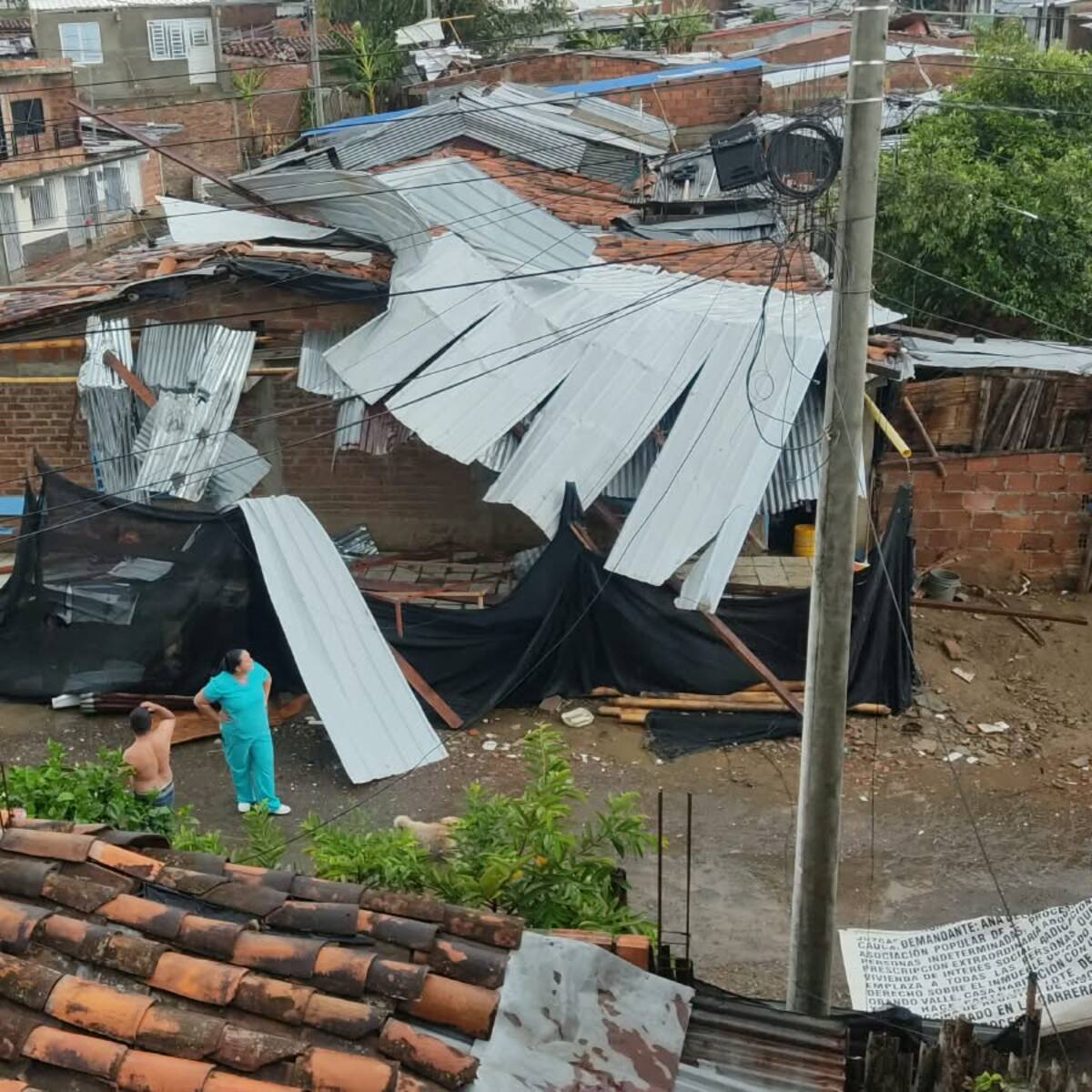 Vendaval en Obando, Valle, ya deja 40 viviendas destechadas y una torre de comunicaciones colapsada