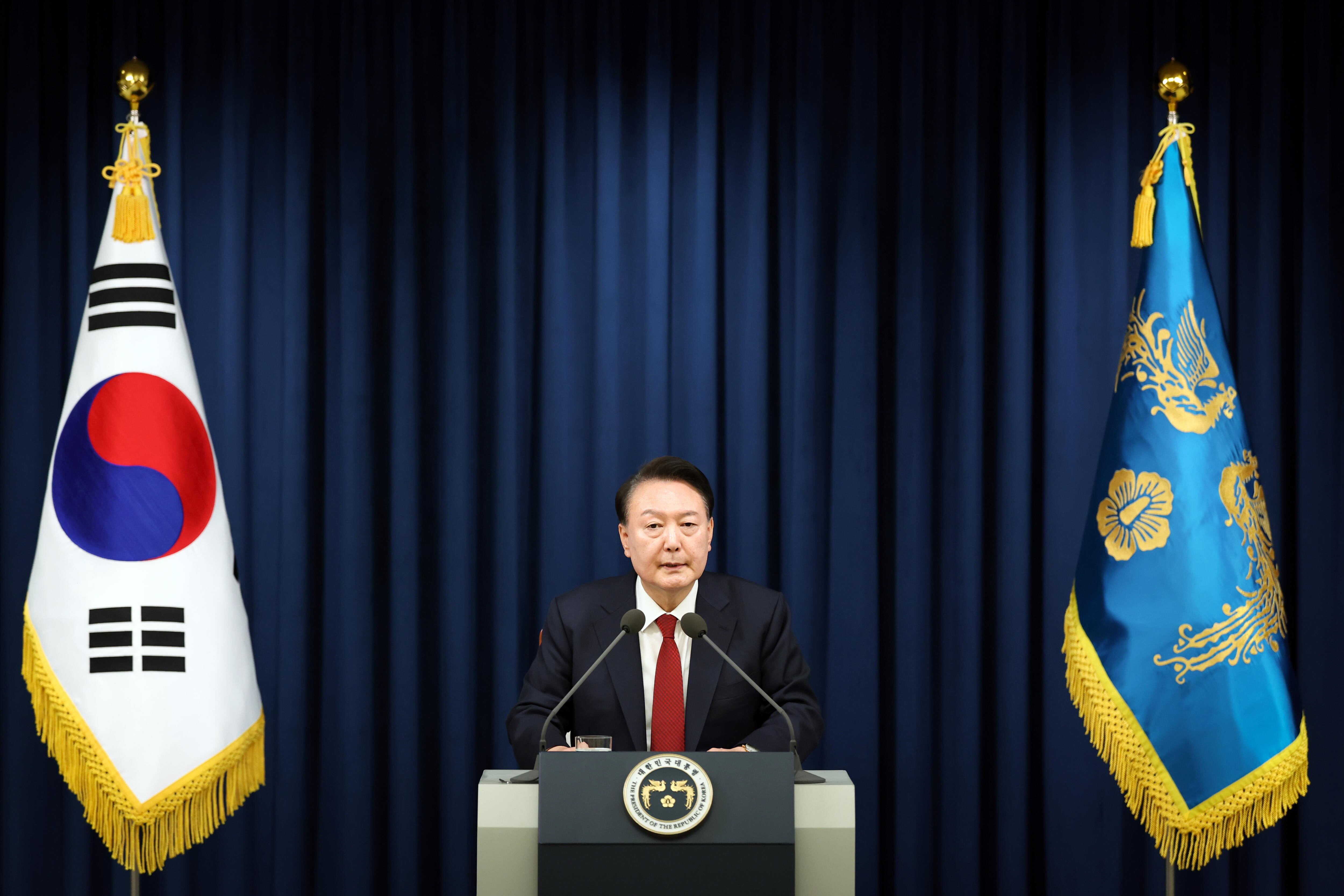 -FOTODELDIA- Seúl (República de Corea), 03/12/2024.- Una imagen proporcionada por la Oficina del Presidente de Corea del Sur muestra al presidente surcoreano Yoon Suk Yeol declarando la ley marcial en un discurso de emergencia transmitido por televisión desde la oficina presidencial en Seúl, Corea del Sur, el 03 de diciembre de 2024. El jefe de estado se dirigió a la nación citando la necesidad de erradicar las fuerzas pro-norcoreanas y defender el orden constitucional. (Corea del Sur, Seúl) EFE/OFICINA DE PRESIDENCIA DE COREA DEL SUR / YONHAP / DIVULGACIÓN COREA DEL SUR PROHIBIDO - MEJOR CALIDAD DISPONIBLE / DIVULGACIÓN USO EDITORIAL SOLAMENTE / NO VENTAS