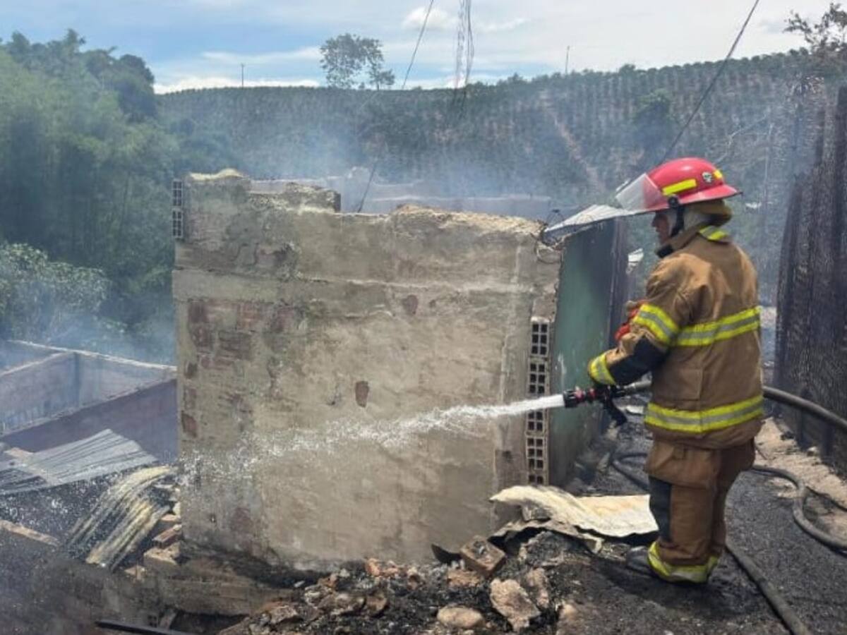 12 viviendas afectadas y 36 personas damnificadas por incendio estructural en Calarcá, Quindío