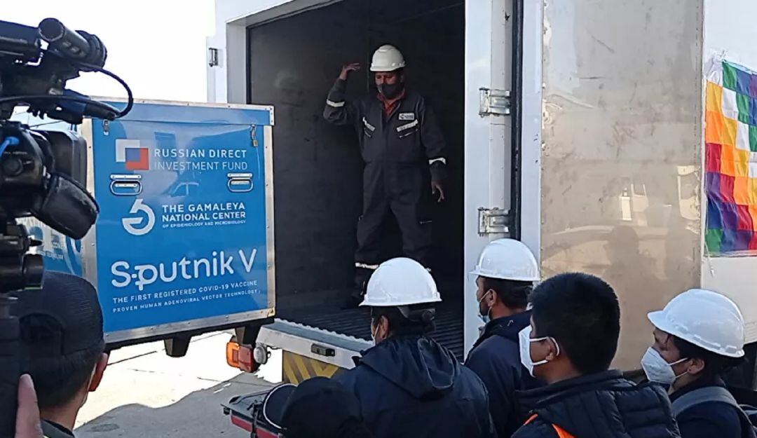 Bolivia recibe las primeras dosis de la vacuna contra el COVID y empezará este sábado la aplicación de las dosis a su personal sanitario. 