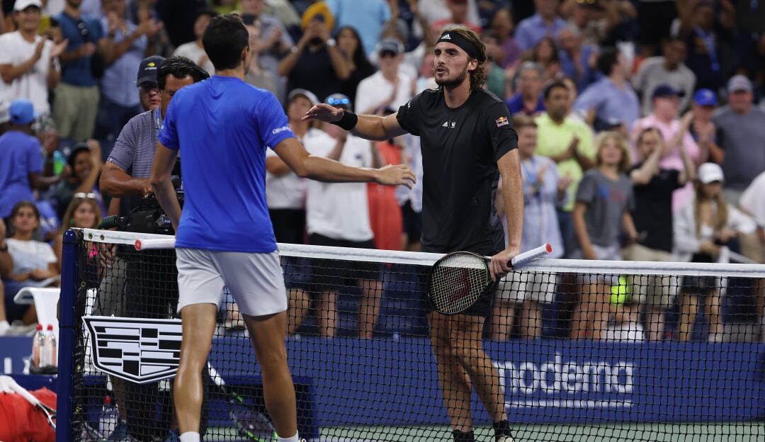 Daniel Galán se saluda con Stefanos Tsitsipas al final del juego en la primera fase del US Open.