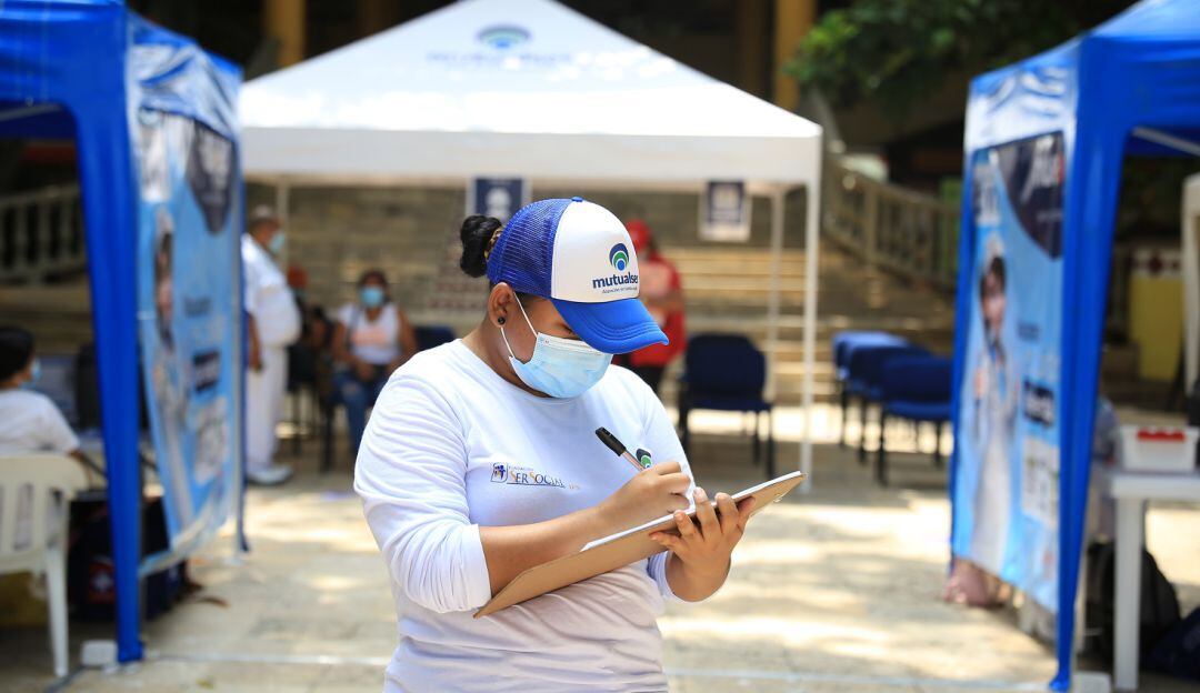 La población mayor de 55 años puede asistir sin agendamiento previo para recibir la aplicación de la vacuna.