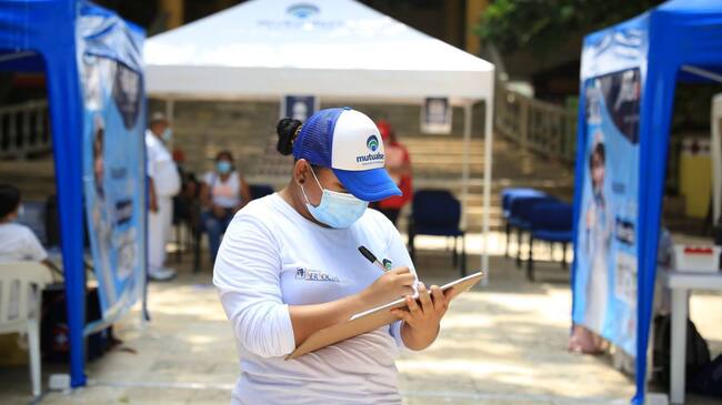 La población mayor de 55 años puede asistir sin agendamiento previo para recibir la aplicación de la vacuna.