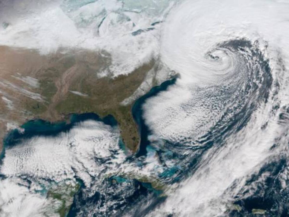 Avianca aplaza y cancela más vuelos por 'tormenta bomba' en EE.UU.