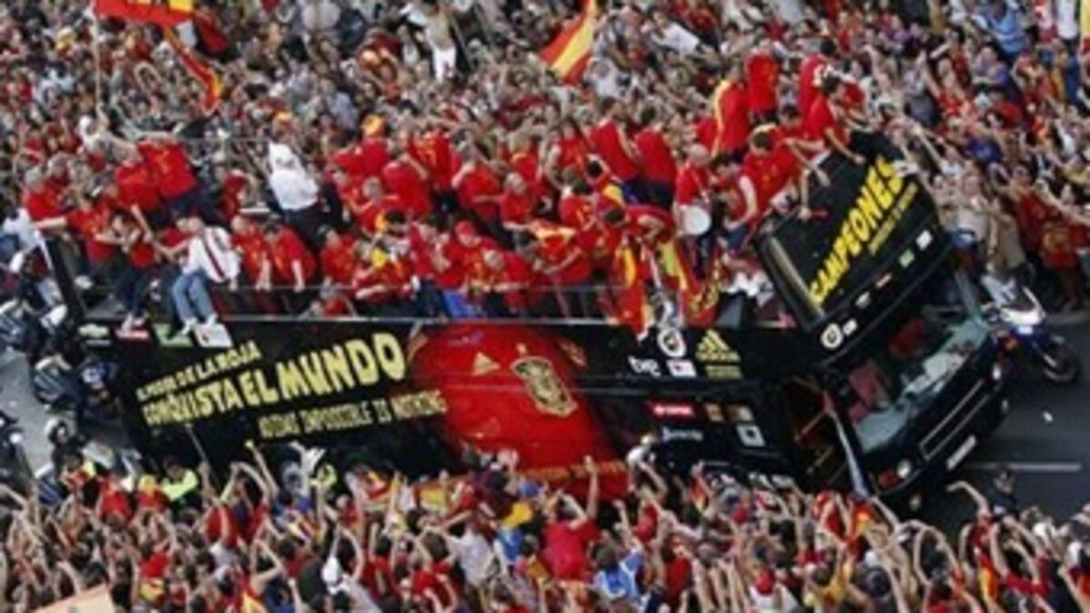 Miles de aficionados recibieron a España en su llegada triunfal a Madrid