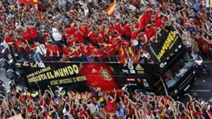 Miles de aficionados recibieron a España en su llegada triunfal a Madrid