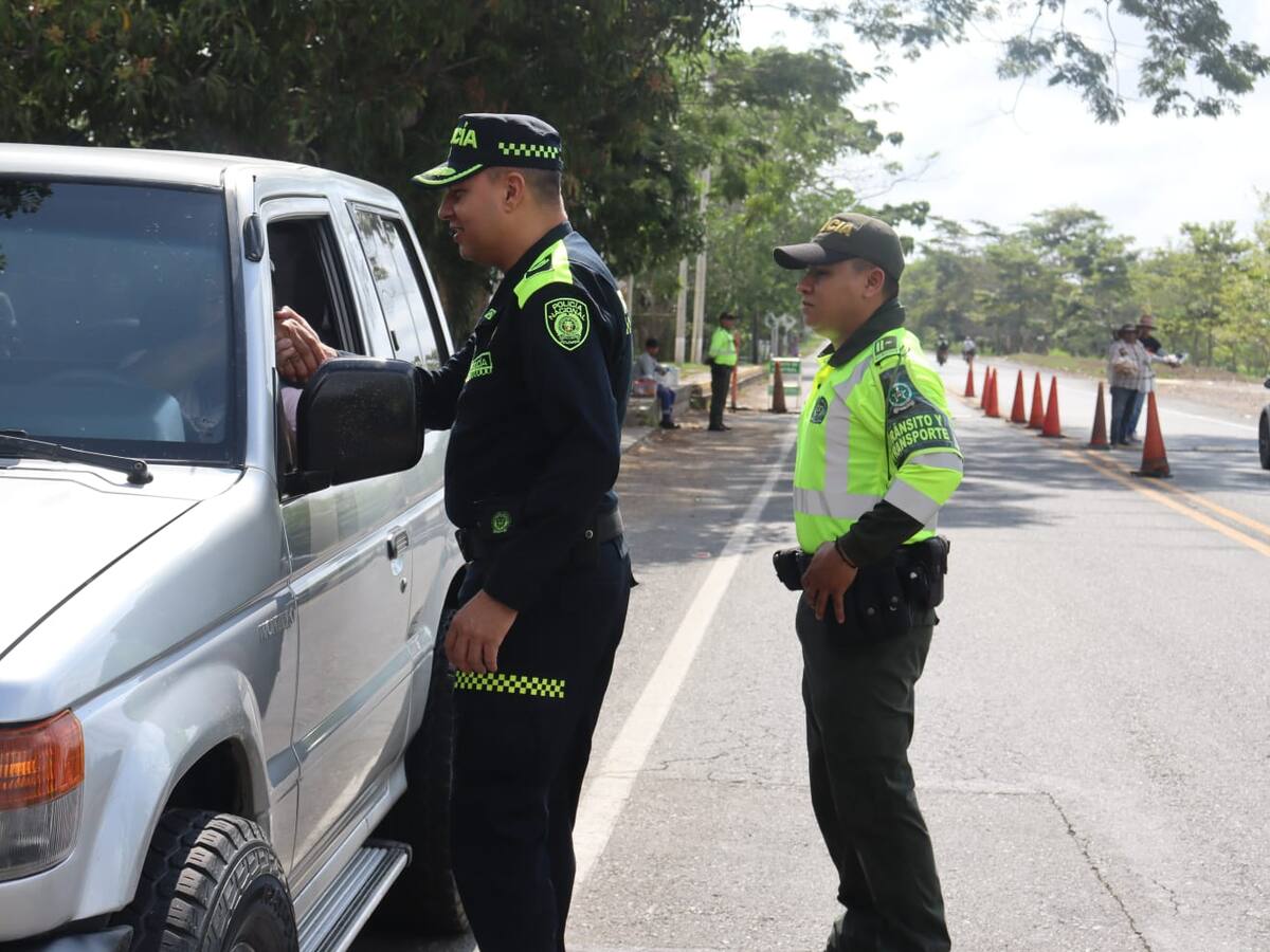 Policía de Montería garantiza la seguridad de los viajeros en el Puente de Reyes