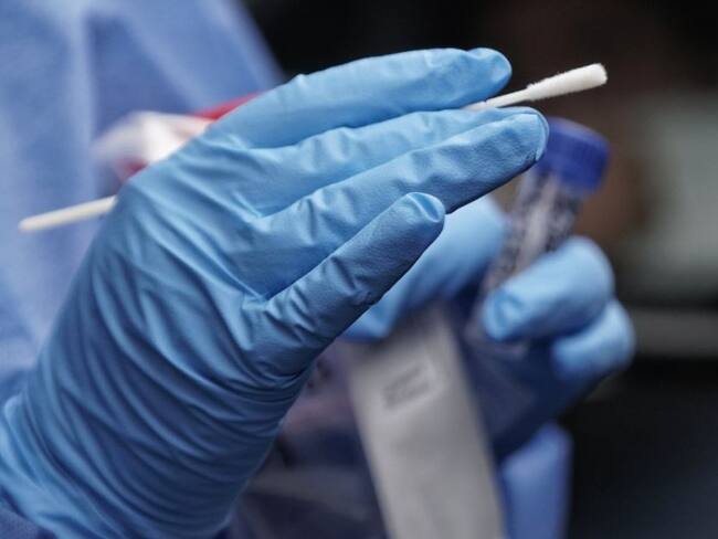 Viajeros sí deben presentar prueba negativa de COVID para entrar al país