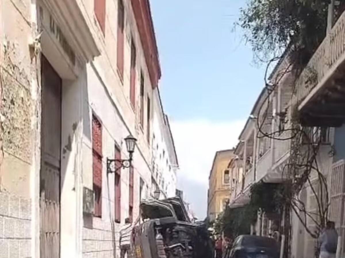 Conductor sufrió un infarto y volcó su vehículo en el Centro Histórico