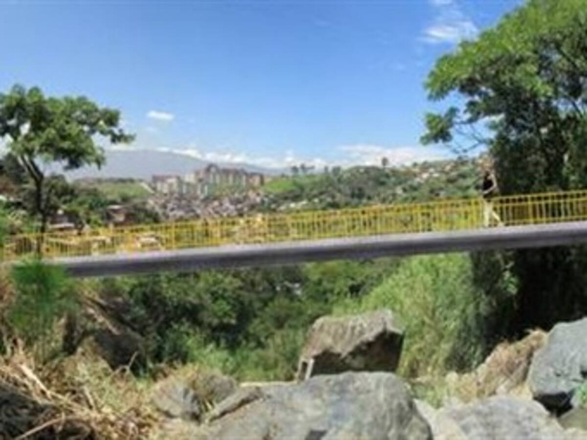 En Medellín construyen puente urbano, el más grande del país