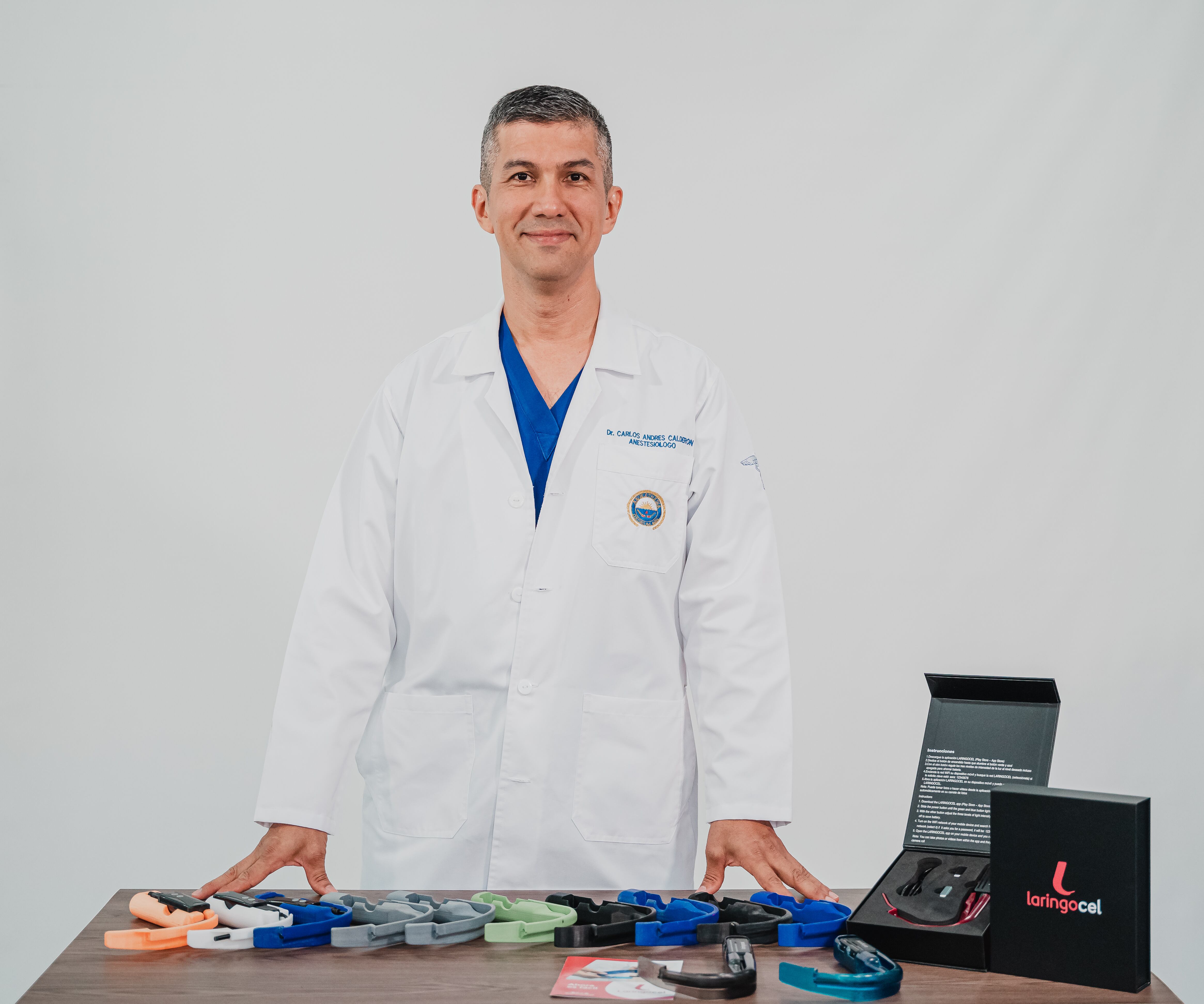 Con esta idea el Dr. se dio a la tarea de conocer personas que ya hubieran innovado en el gremio de la salud, paralelamente hizo el estudio e investigación respecto a la curva que debía tener este equipo, analizando cortes tomográficos axiales de vías aéreas de pacientes considerados difíciles es decir de difícil de visualización para la intubación.