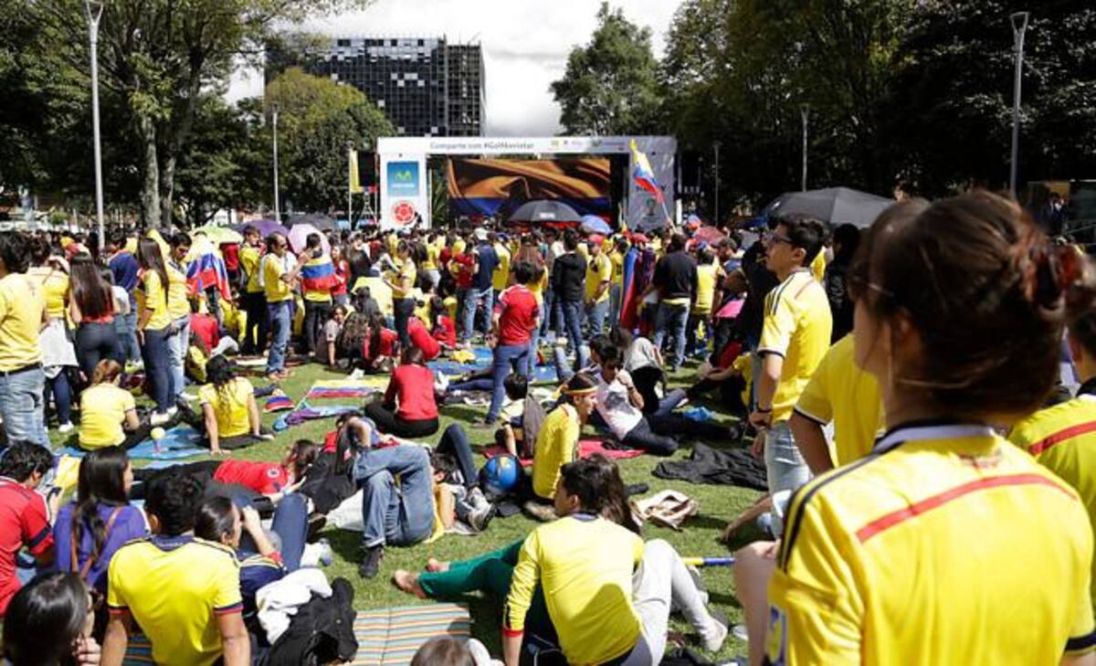 Millones de colombianos se acercan a las pantallas gigantes dispuestas en las principales ciudades del país.