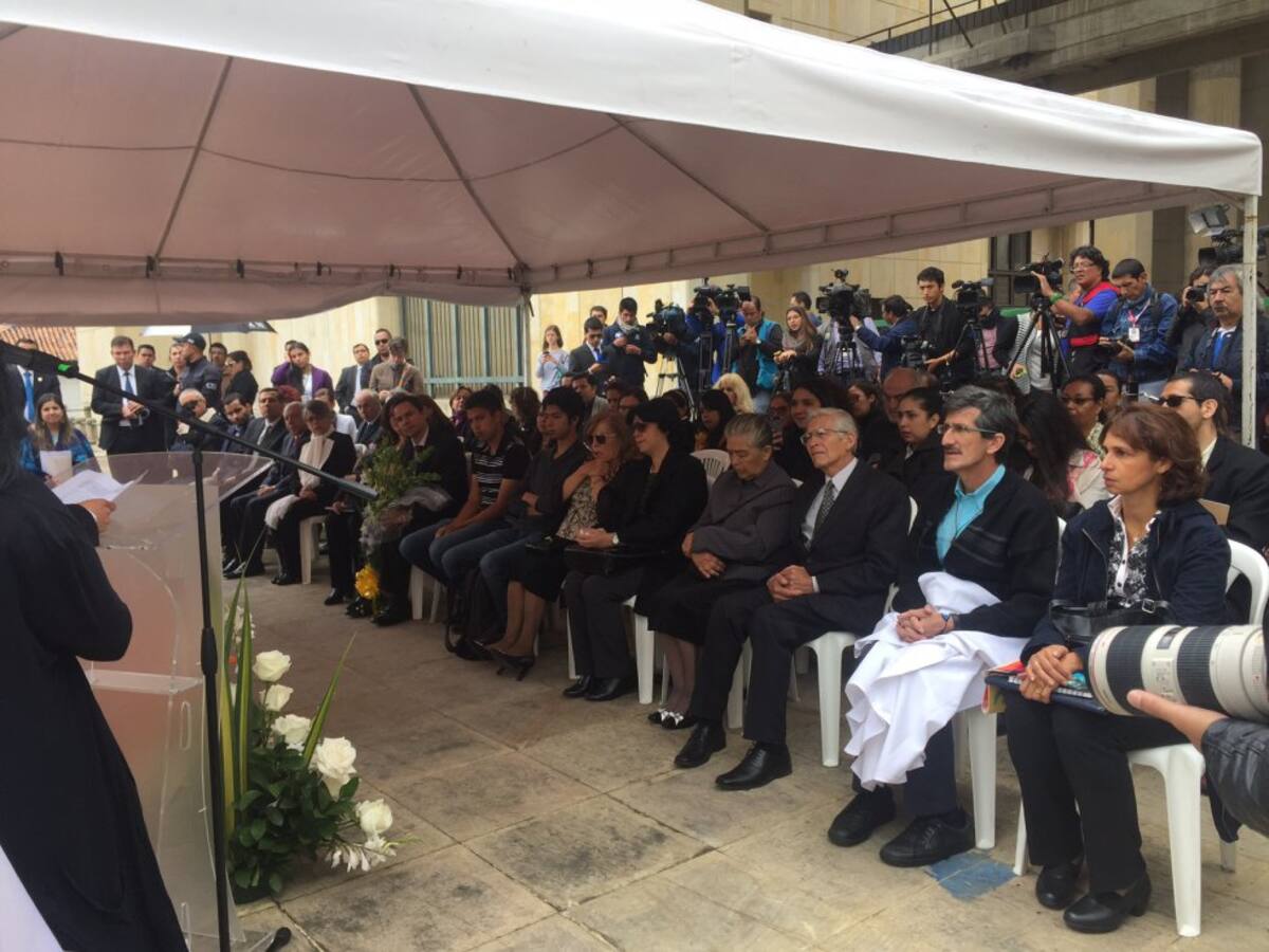 El viceministro de Asuntos Multilaterales, Francisco Echeverri, hizo presencia en la ceremonia oficiada a la familia de Cristina del Pilar Guarín, una de las desaparecidas del Palacio de Justicia.