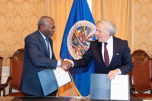 El Director Ejecutivo de AMUNAFRO, Jaime Asprilla (izq), y el Secretario General de la OEA, Luis Almagro (der).  (Foto: OEA)
