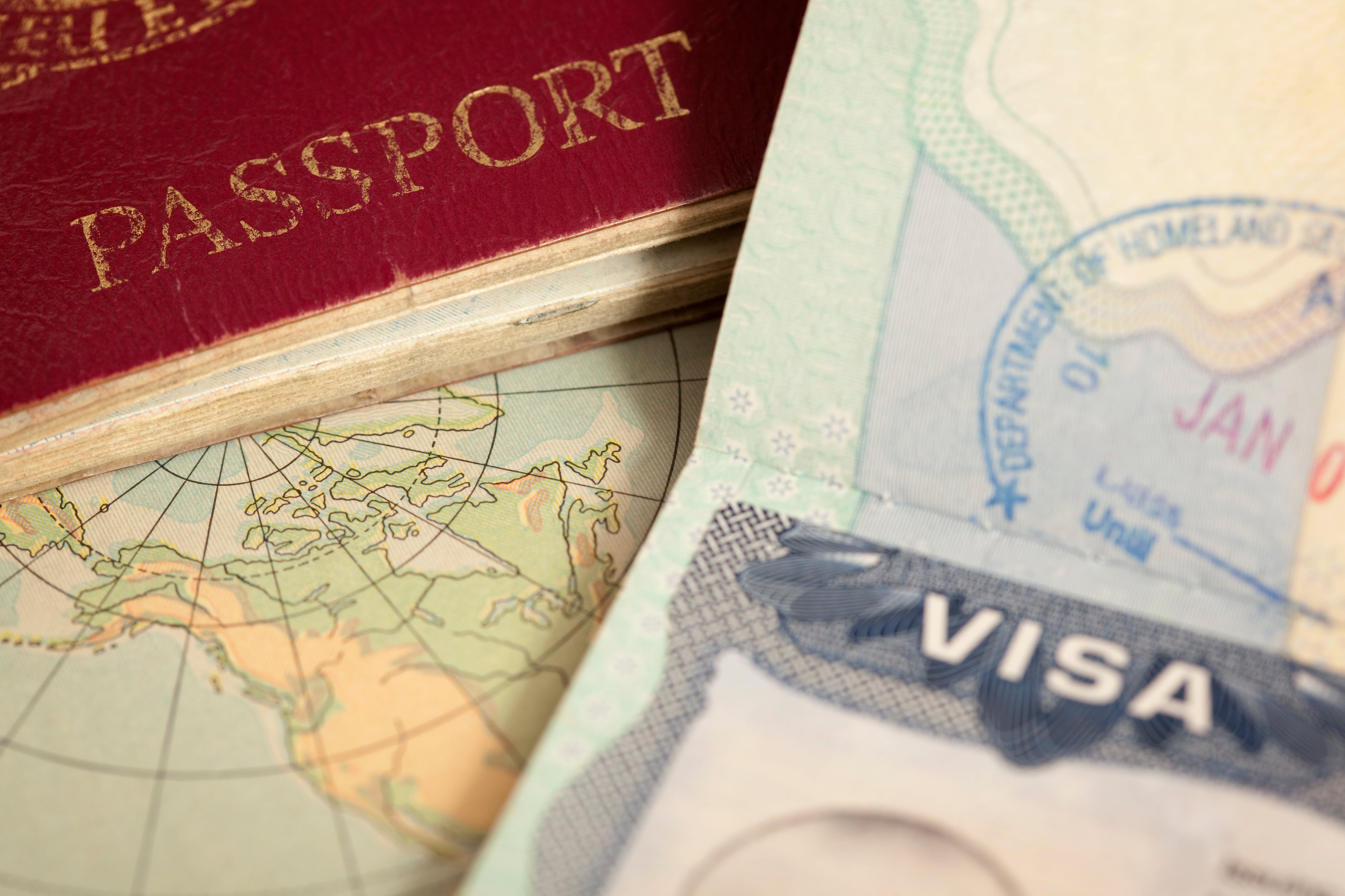 "US visa, vintage map and passport background" (Credito: belterz // Getty imagenes)