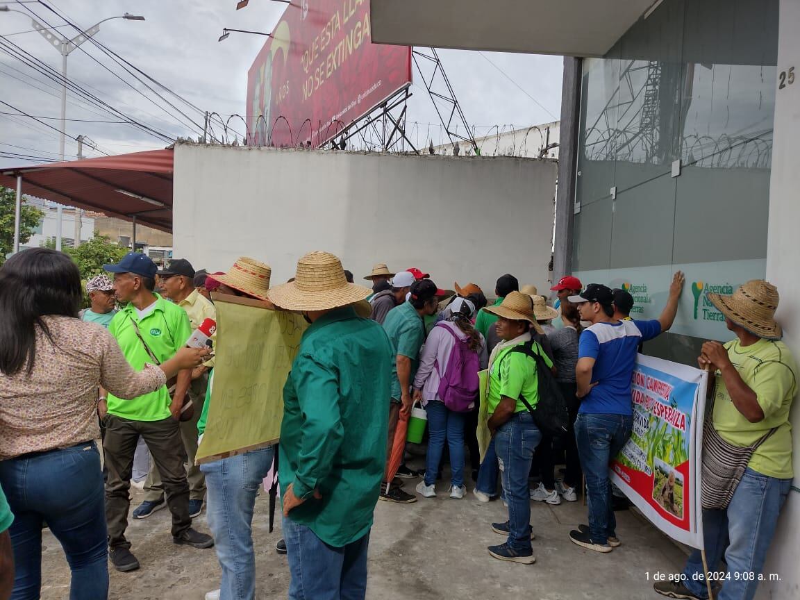 Campesinos de zona rural de Sincelejo se encadenan como protesta en la Agencia Nacional de Tierras