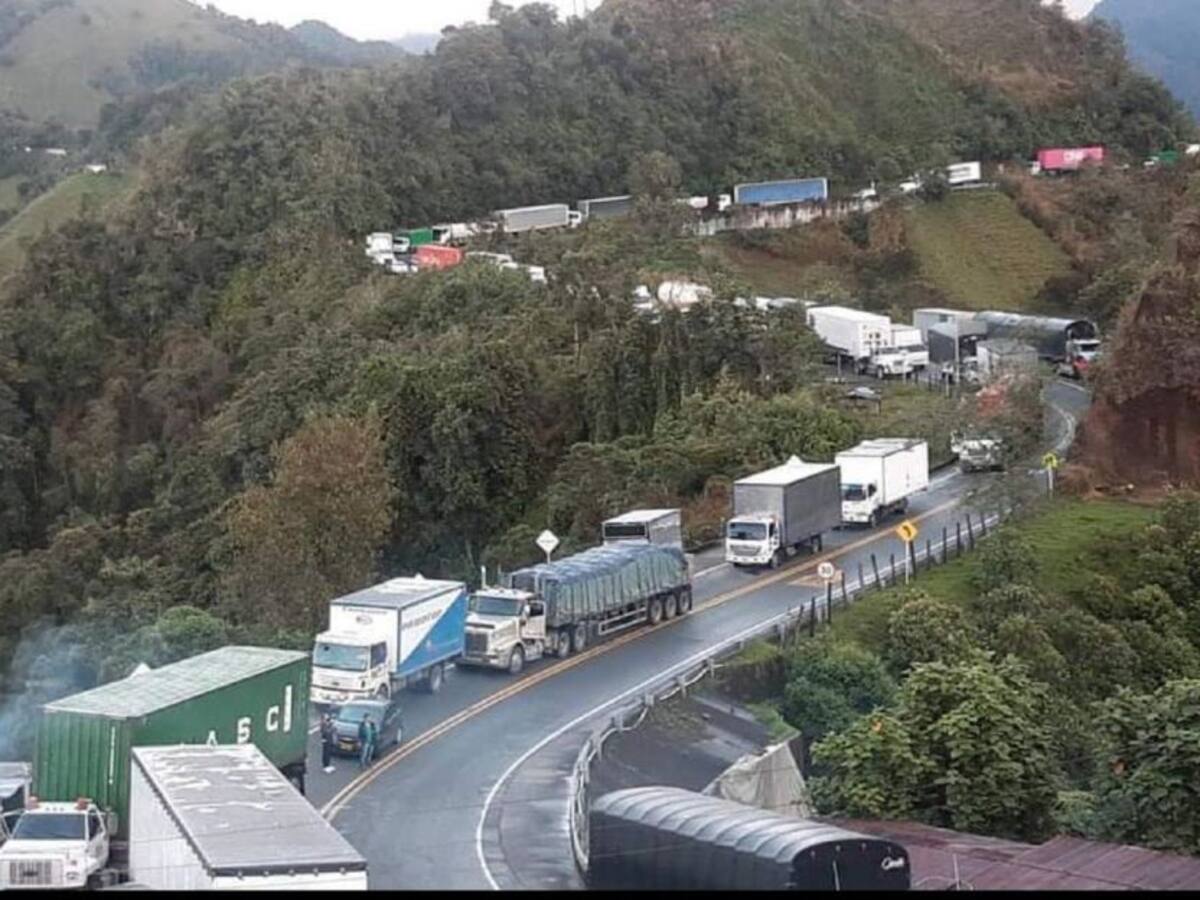 Caótico tránsito de vehículos entre Tolima y Caldas