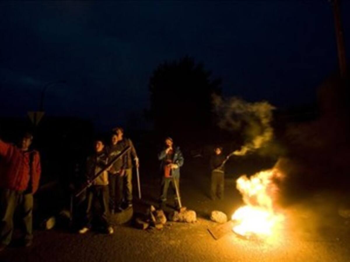 Nuevas réplicas y posibles saqueos obligan a chilenos a pasar la noche en vela