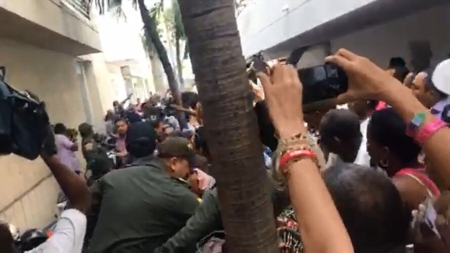 [Video] Entre arengas y linchamiento, alcalde de Cartagena llega a complejo judicial. Foto: