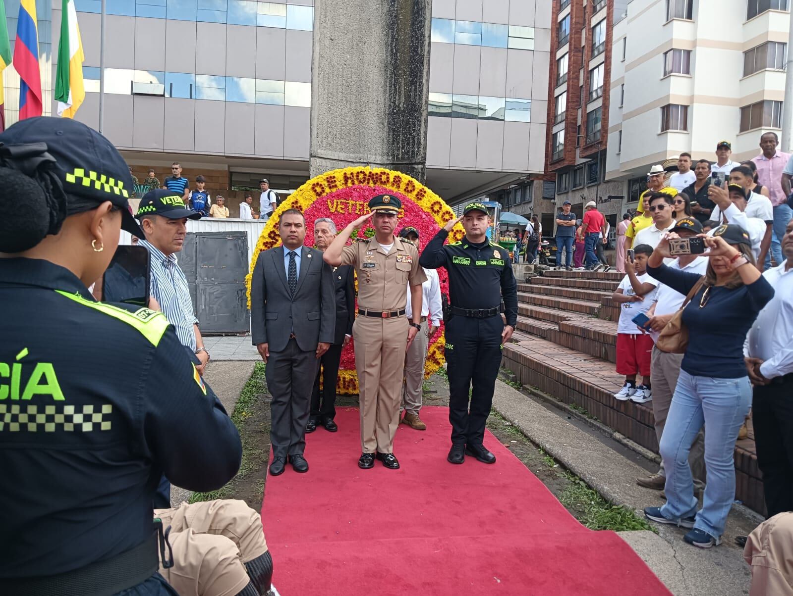 Reconocimiento a los veteranos de la Policía y el Ejército en la plaza de Bolívar de Armenia. Foto Adrián Trejos