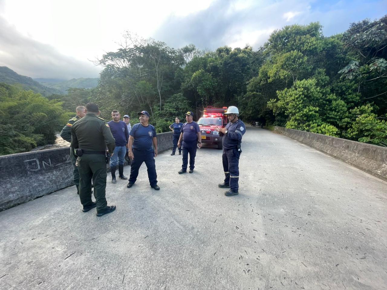 Las autoridades en la búsqueda del cuerpo del joven desaparecido. Foto: Cuerpo de Bomberos Voluntarios de Samaná.