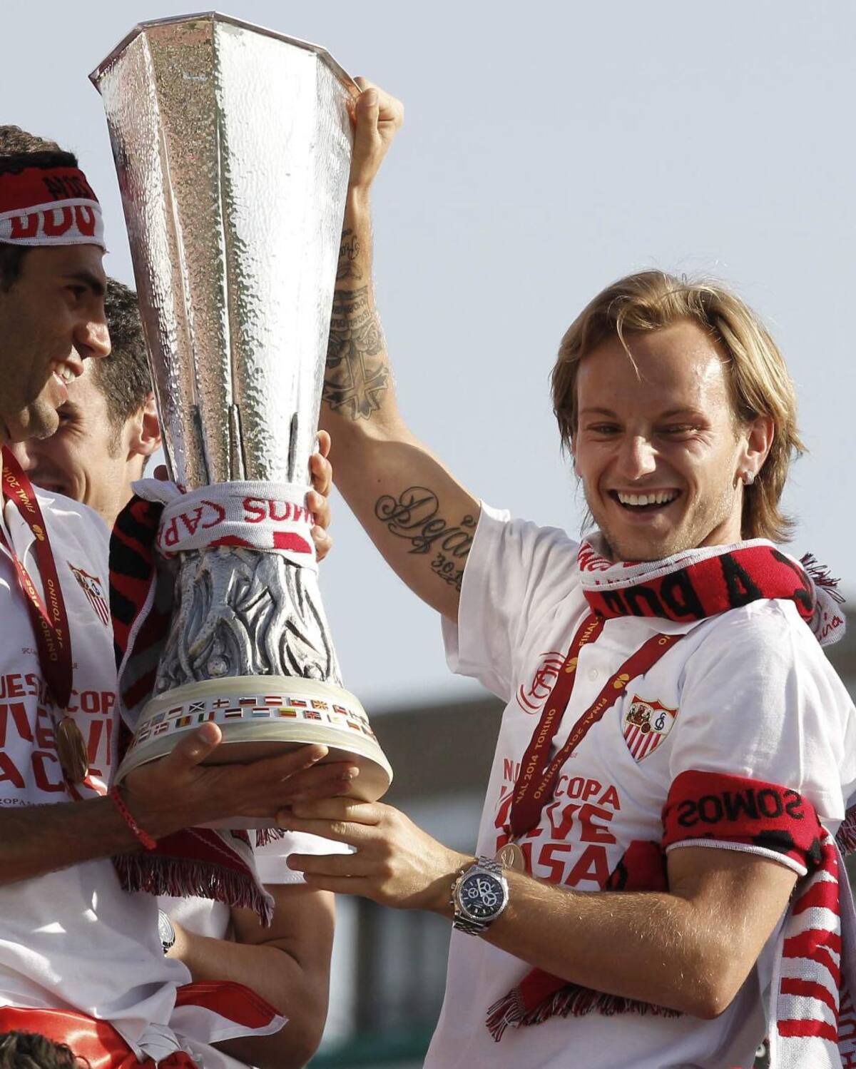 Sevilla, con el colombiano Carlos Bacca, que derrotó al Benfica y se coronó campeón de Europa por tercera vez, llegó a su ciudad y prendió la celebración con sus hinchas.