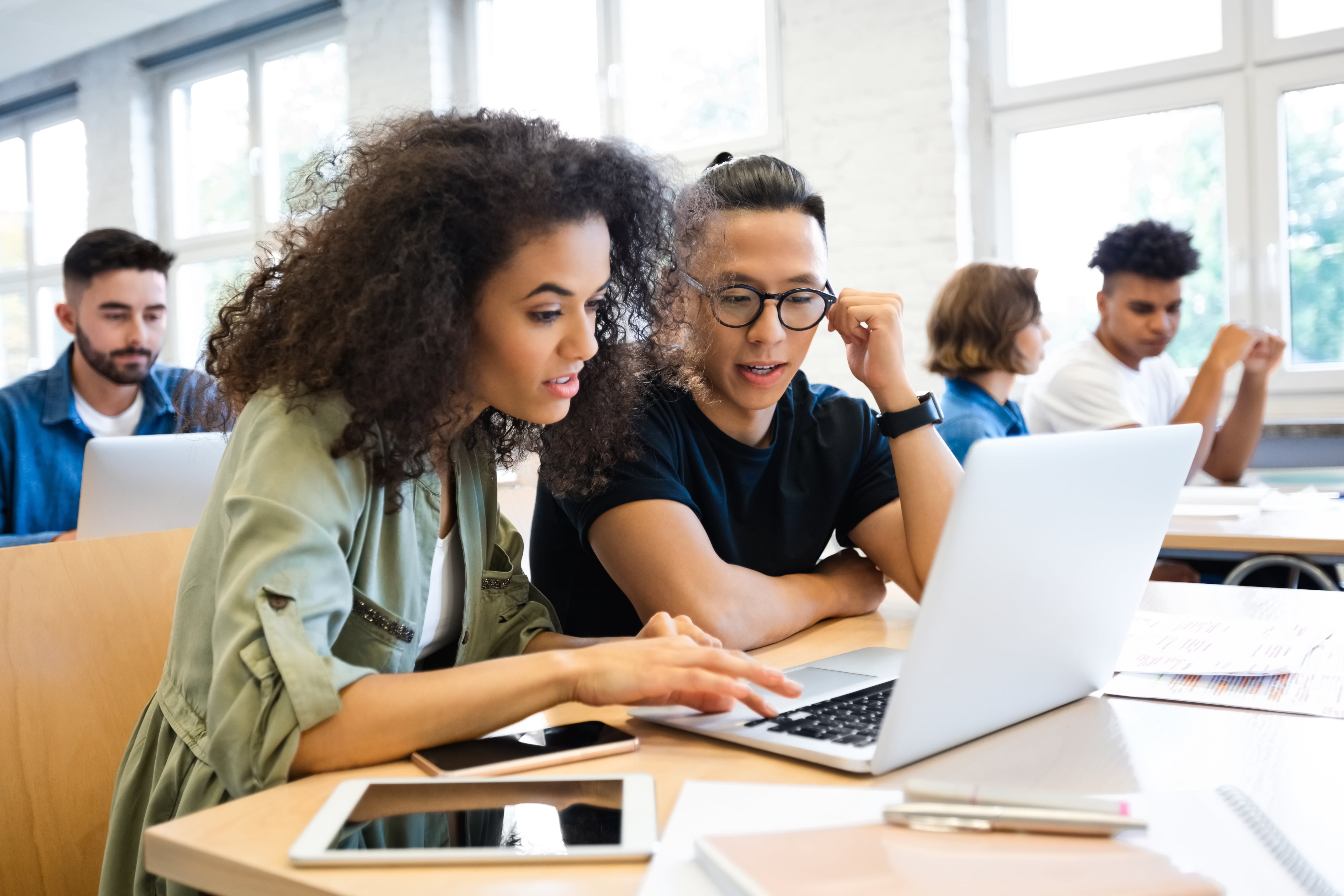 Estudiantes universitarios en un entorno académico (Foto vía Getty Images)