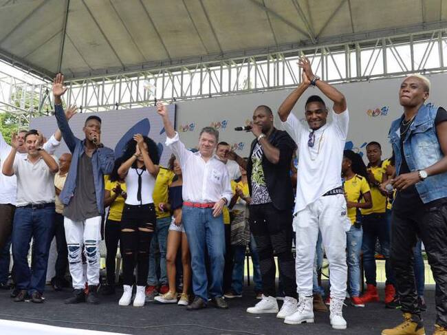 Presidente felicita a ciclistas colombianos que participan en vuelta a España.