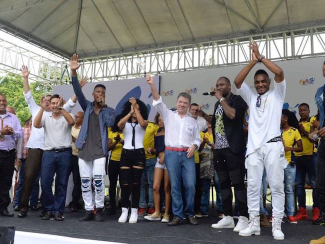 Presidente felicita a ciclistas colombianos que participan en vuelta a España.