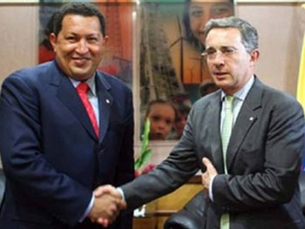 Chávez se mueve con un disfraz de demócrata hacia el comunismo: Uribe