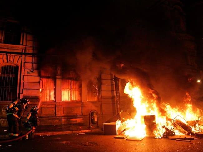 Incendian edificio de diario más antiguo en Chile