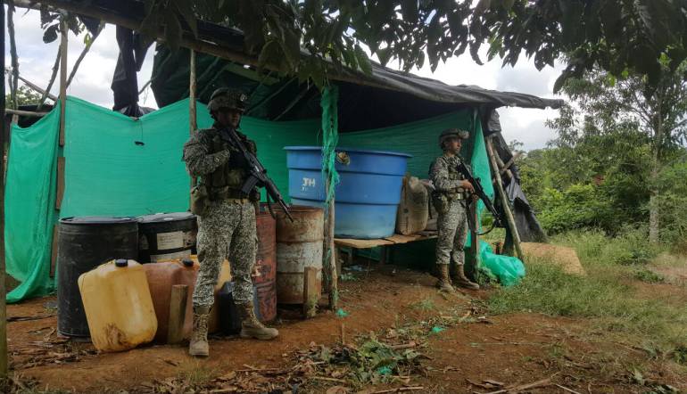 Destrucción de laboratorios de pasta de coca. 