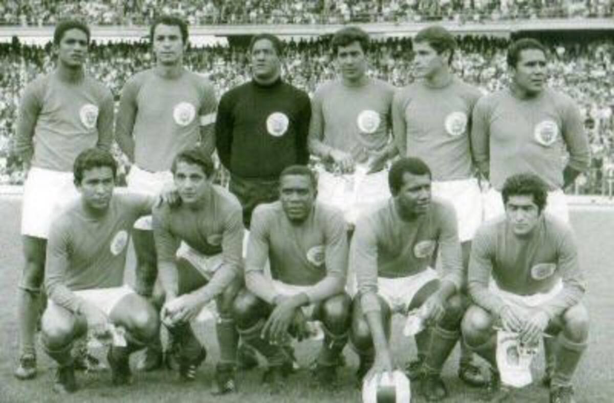 SELECCIÓN COLOMBIA 1969DE PIE IZQ-DER: Gaviria, Oscar López, Largacha Burrito González, Castro, SegoviaABAJO IZQ-DER: Pacho García, Tato González, Gallego, Lobaton Y Santa.