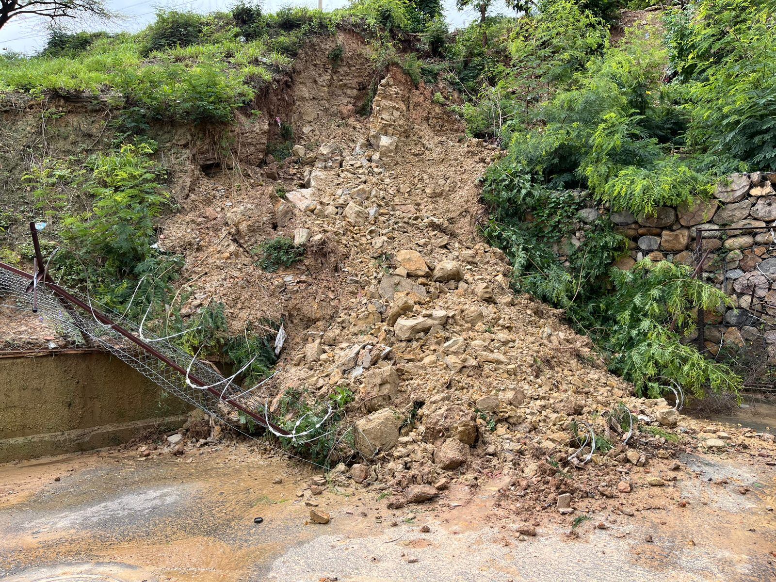 Colapso de muro de contención en Los Naranjos, Cúcuta. / Foto: Caracol Radio Cúcuta.