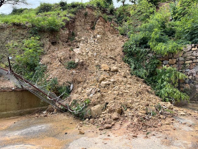 Colapso de muro de contención en Los Naranjos, Cúcuta. / Foto: Caracol Radio Cúcuta.