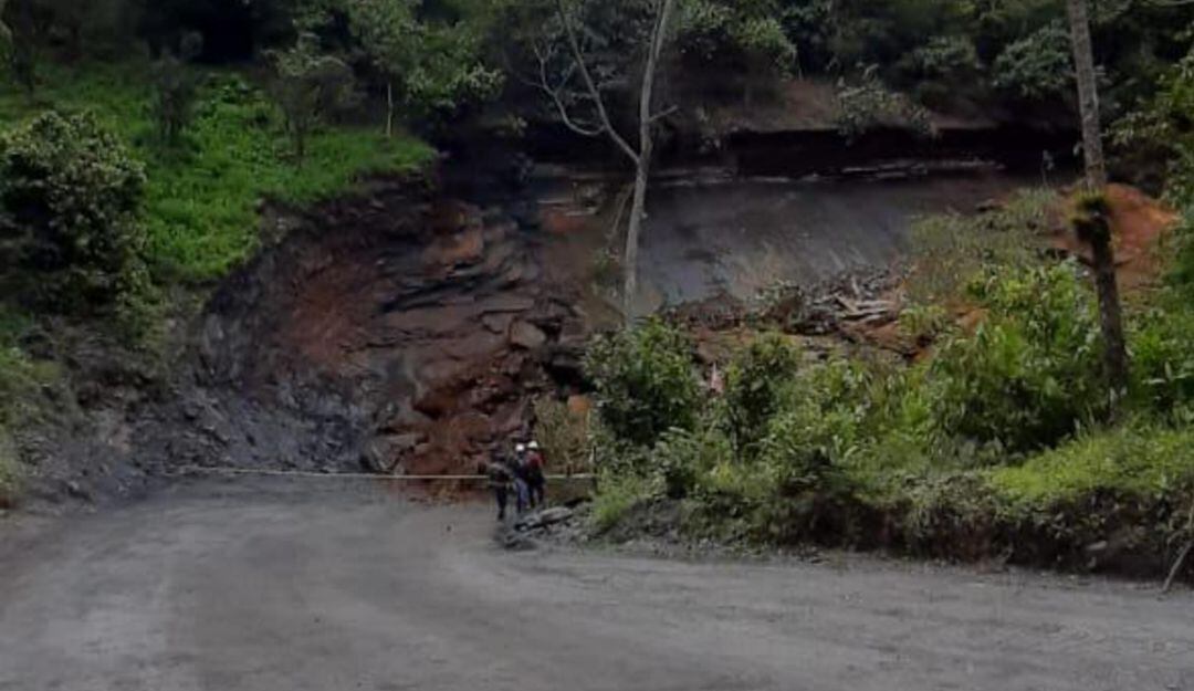 También se está trabajando con maquinaria para la remoción del material