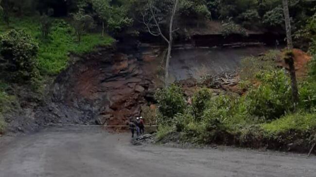 También se está trabajando con maquinaria para la remoción del material