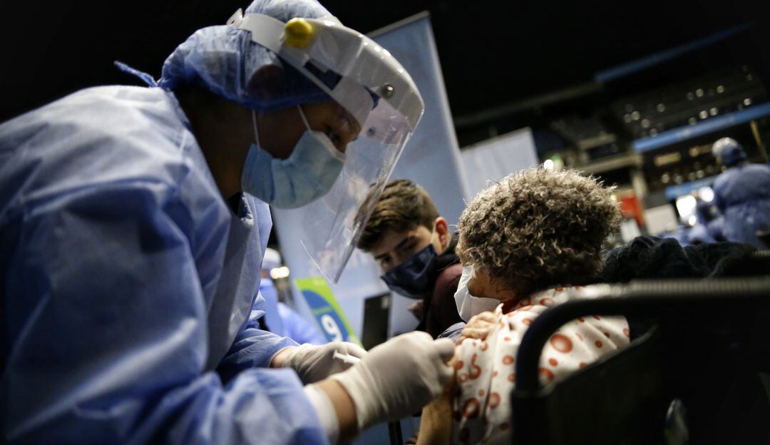 Comisión de seguimiento a vacunación COVID cuestionó cómo avanza el proceso