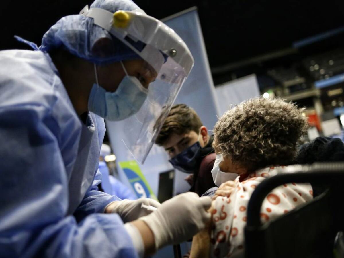 Comisión de seguimiento a vacunación COVID cuestionó cómo avanza el proceso