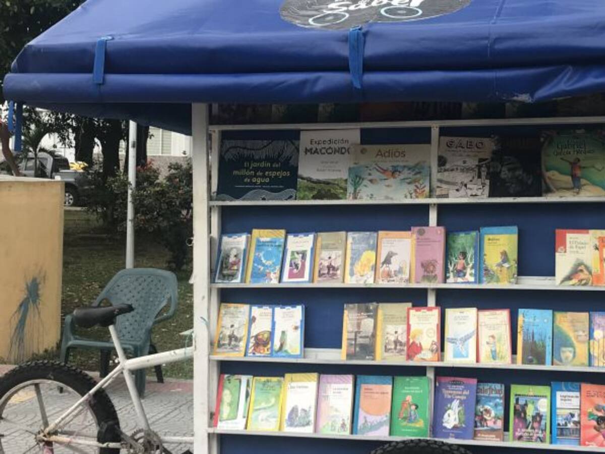 En bicicleta les llevan libros y sueños a los niños de Túmaco
