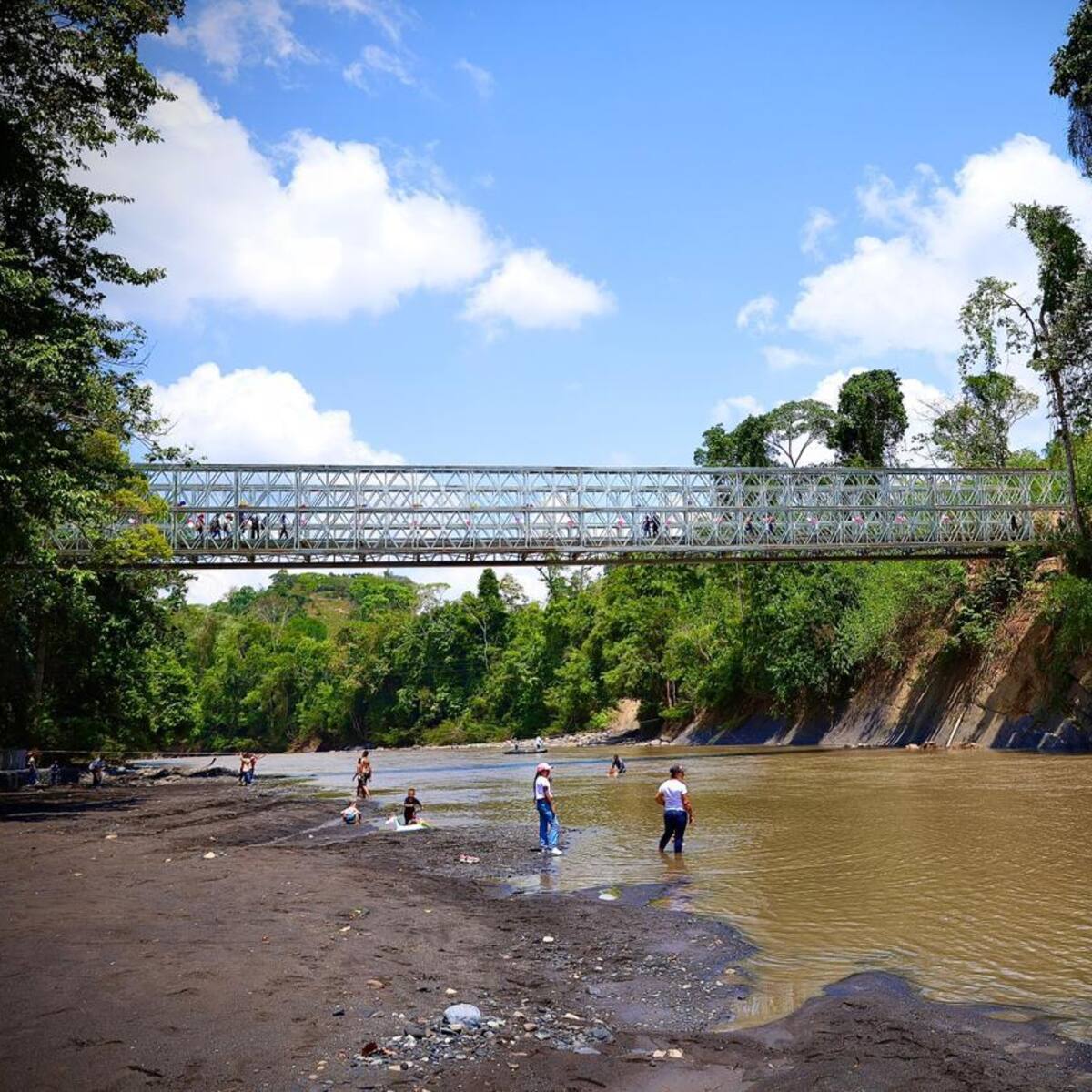 UNGRD entregó detalles de puente metálico que conecta a la comunidad en La Paz, Santander