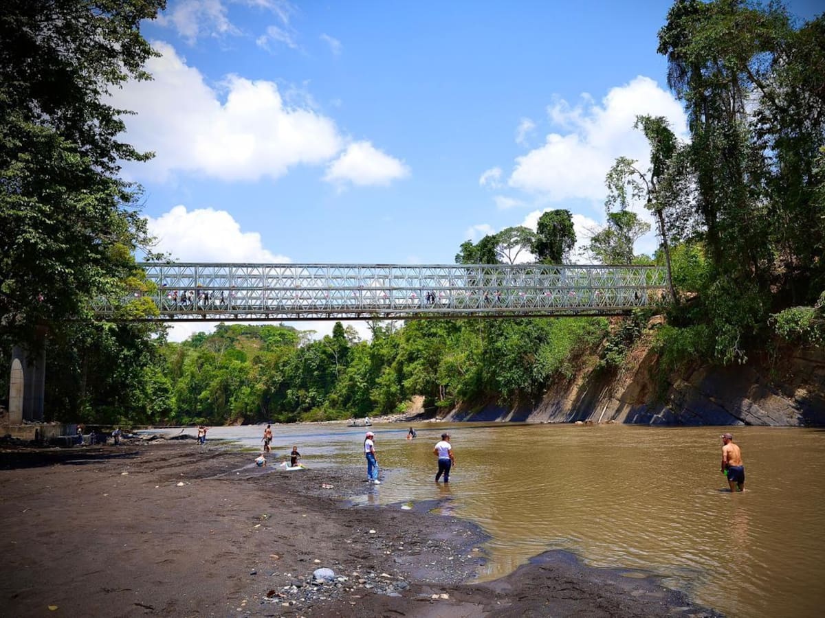 UNGRD entregó detalles de puente metálico que conecta a la comunidad en La Paz, Santander