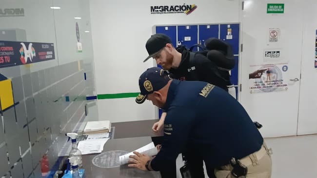 Influecer estadounidense inadmitido por ofrecer paquetes de turismo sexual en Medellín. Foto: Migración Colombia.