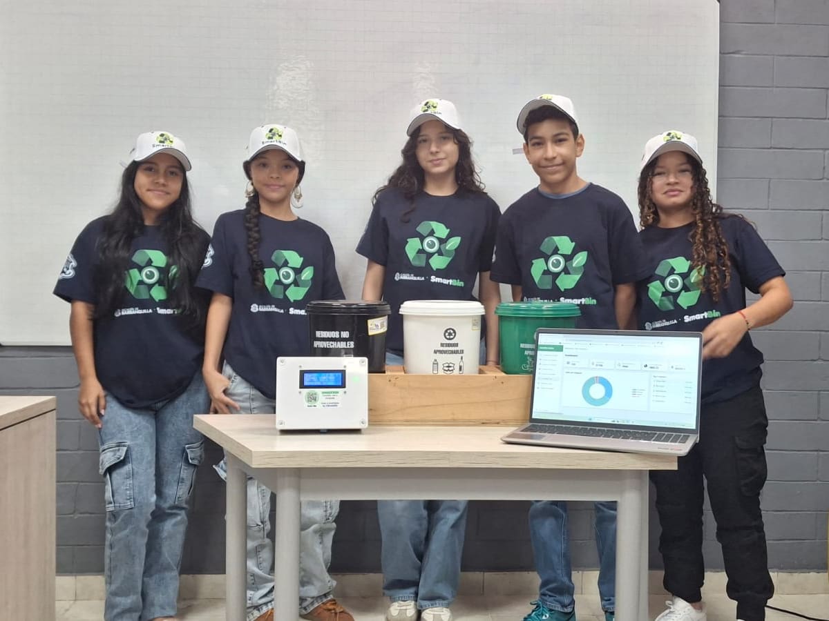 Estudiantes de Barranquilla destacan en Chile con SmartBin, IA que impulsa reciclaje escolar