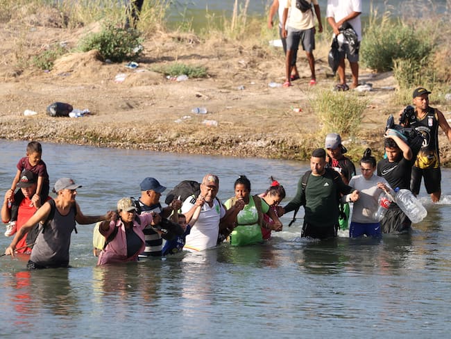 Eagle Pass (United States), 22/09/2023.- Migrants cross the Rio Grande in Eagle Pass Texas, USA, 22 September 2023. The Mayor of Eagle Pass Rolando Salinas Jr. estimated that 2,000 migrants crossed the border on 21 September, after about 3,000 migrants crossed into Eagle Pass on 20 September, according to the U.S. Representative Tony Gonzales. Mayor Salinas Jr. on 19 September declared a &#039;local state of disaster&#039; in an emergency declaration issued after over 1,000 migrants crossed the border. EFE/EPA/ADAM DAVIS
