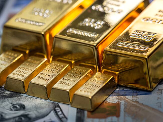 Lingotes de oro sobre dólares estadounidenses (Foto vía Getty Images)